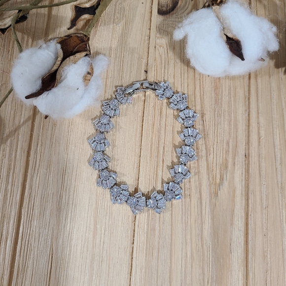 🩶🩶NEW🩶🩶EXQUISITE!! CZ BRACELET IN SILVER 🩶🩶 - Picture 8 of 16